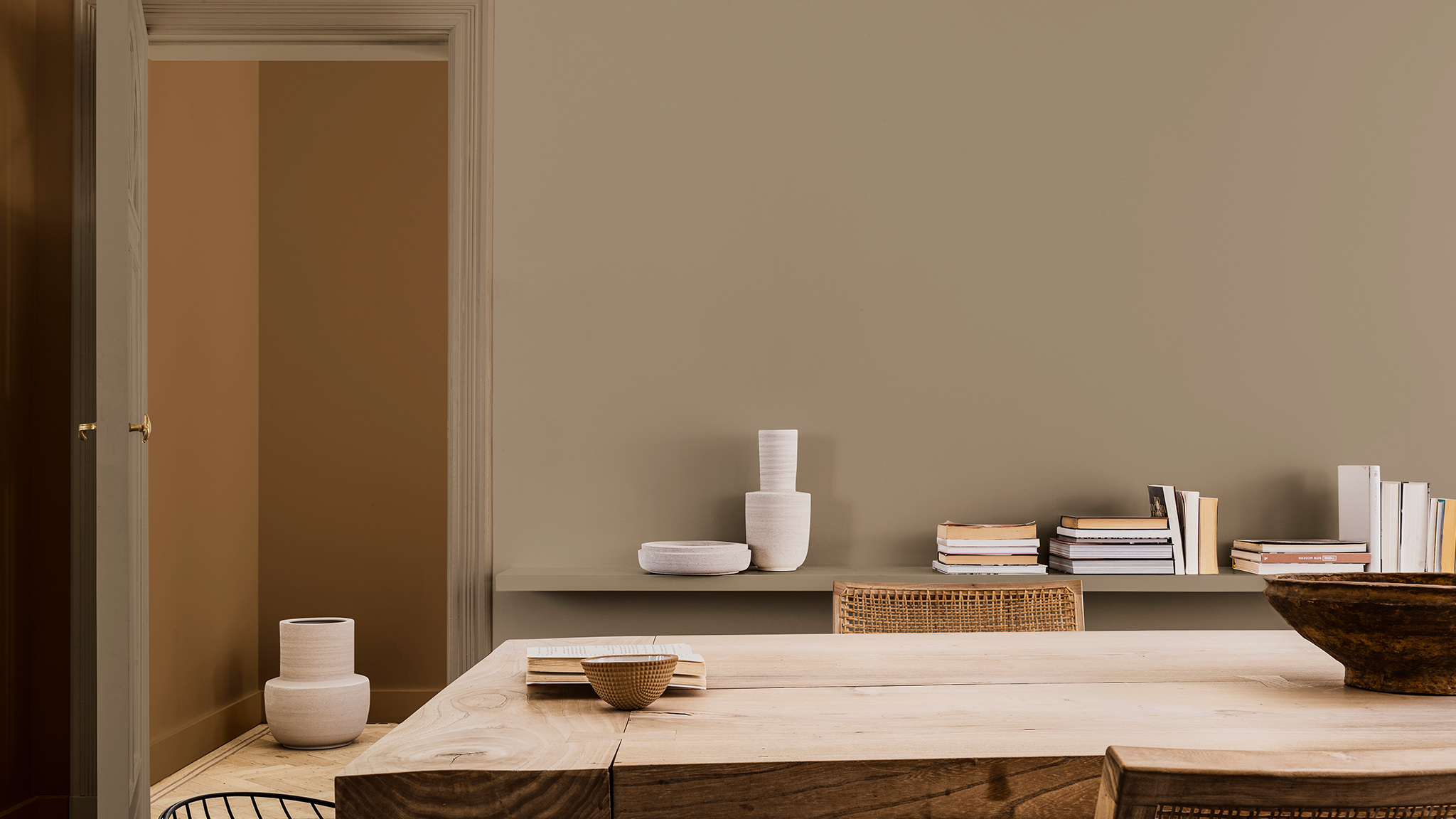 Puidust söögilaud aasta värviga seina vastas Dulux_CF21_Colour_of_the_year_Timeless_colors_global_1