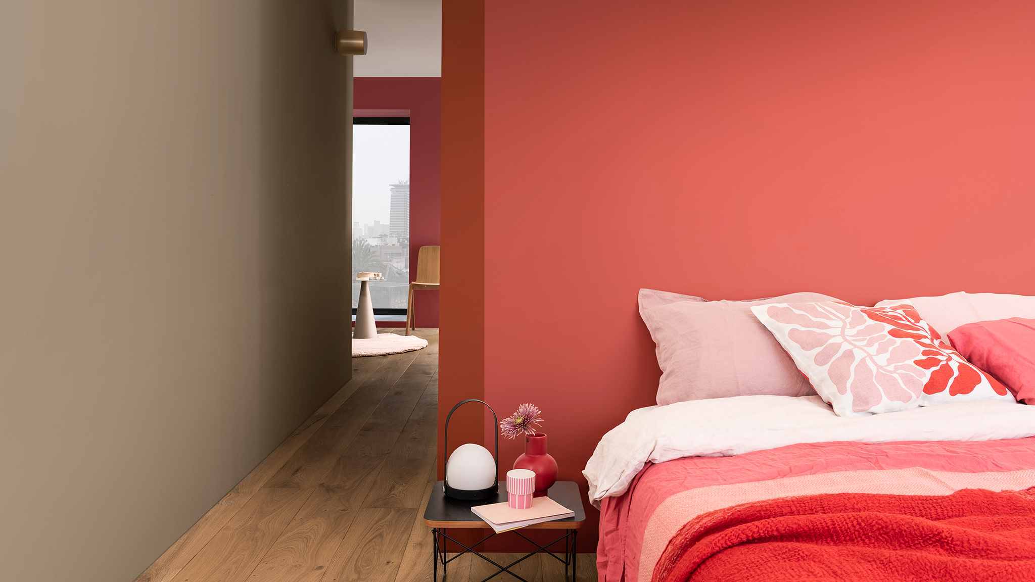 Lillelise padjaga voodi sügavroosa seina vastas Dulux_CF21_Color_of_2021_Expressive_colors_global_2