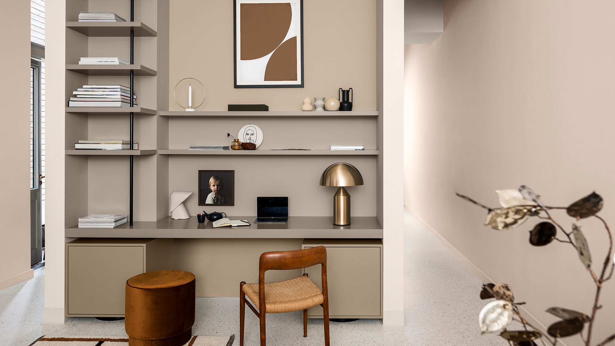 Savivärvi riiulid puidust tooli ja metall-lambiga Dulux_CF21_Color_of_2021_Trust_colors_global_3
