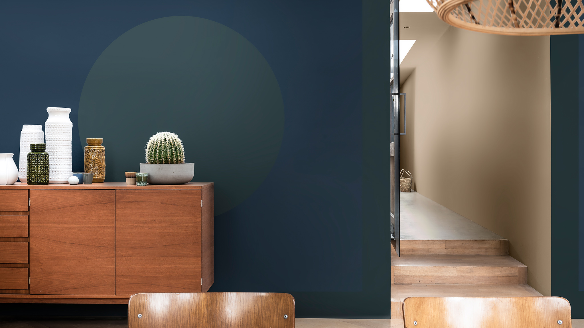 Puidust kapp rohelise ringiga sinise seina vastas Dulux_CF21_Color_of_2021_Earth_colors_global_4