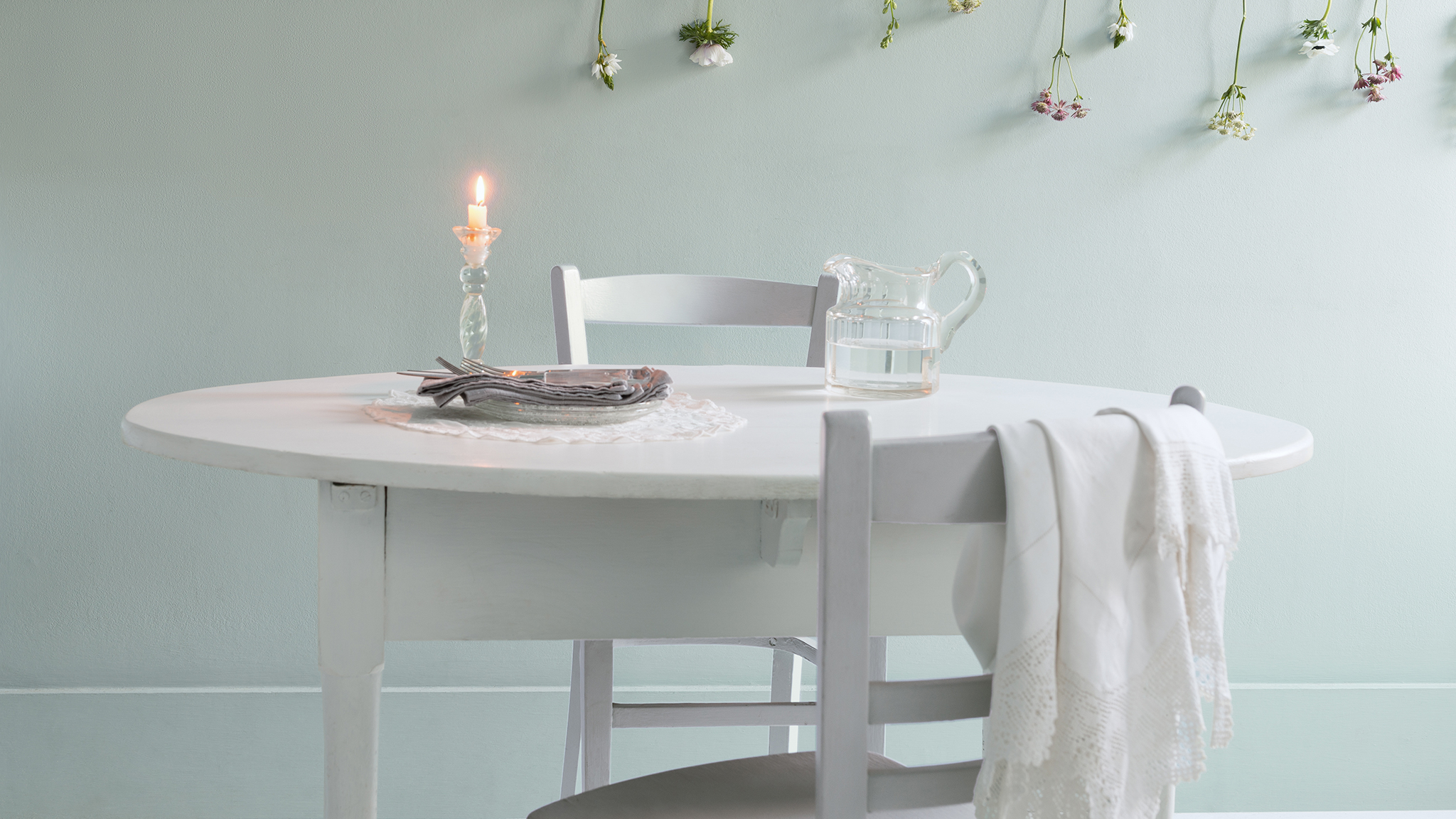 A relaxing green dining room Прохладные оттенки помогают увеличить пространство и сделать его светлее. Выберите бледные оттенки серого, синего и зеленого для максимального осветления.