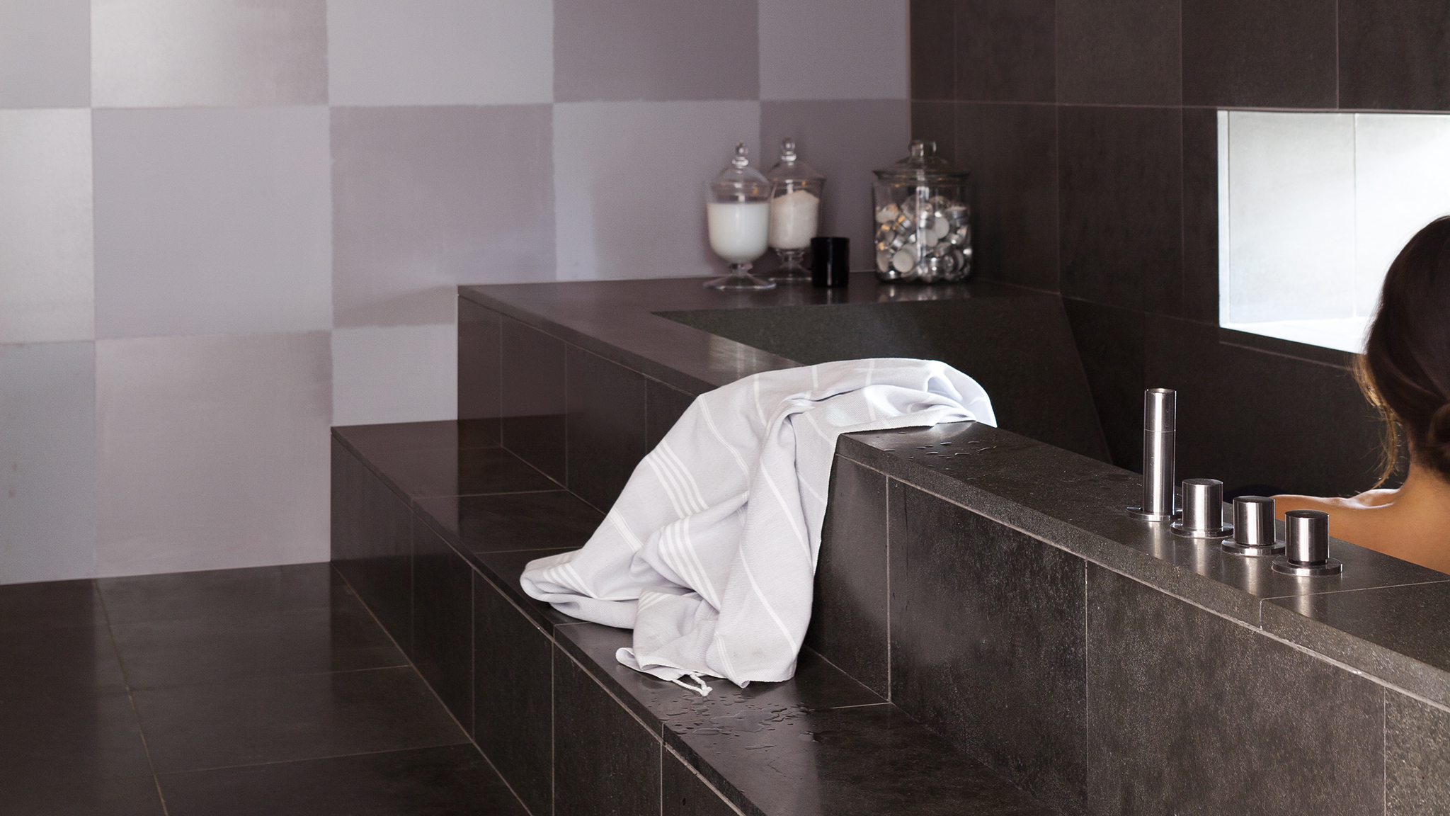 A stylish grey bathroom Серый цвет в дизайне ванных комнат становится все популярнее. От самого бледного сизого до глубокого шиферного — любой оттенок серого добавит ванной утонченности.