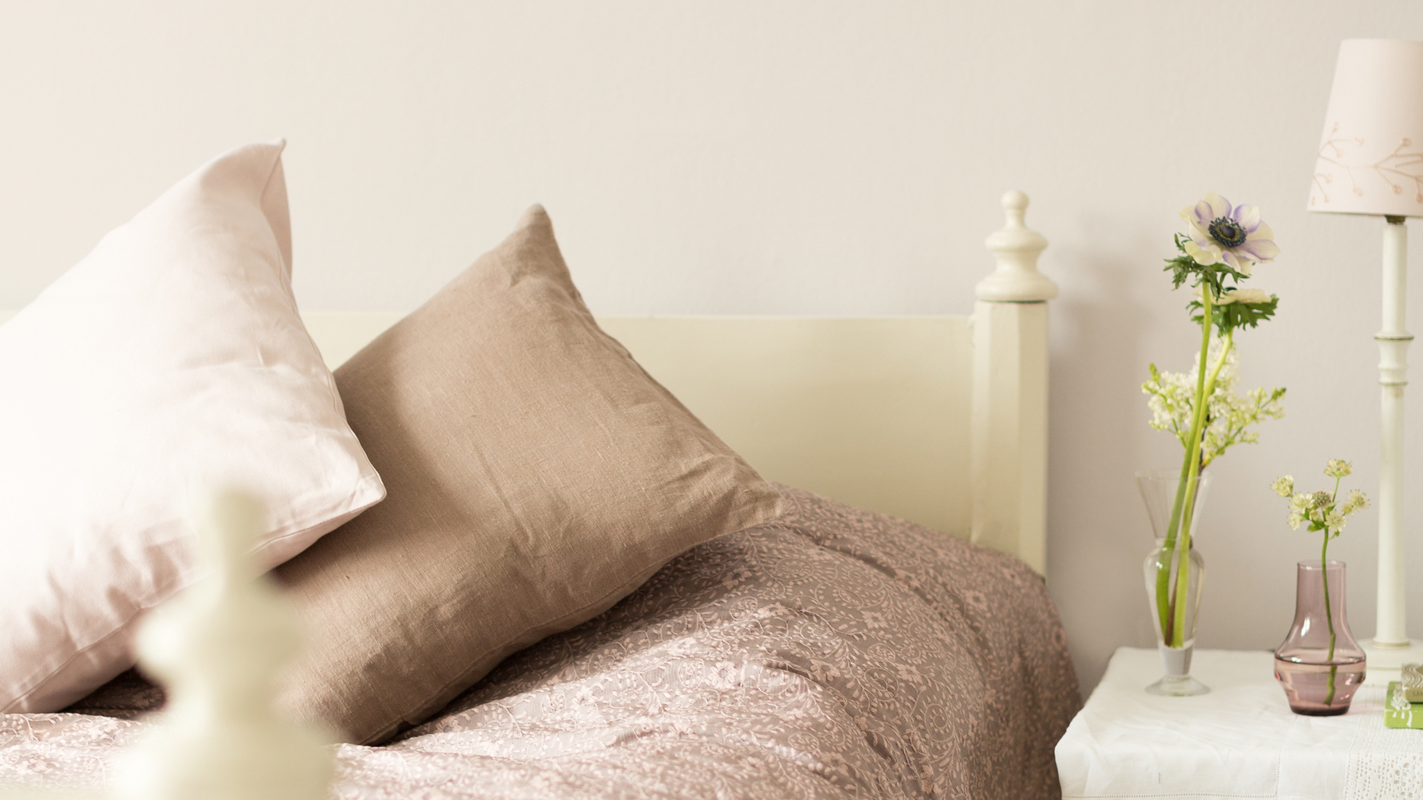 Achieve luxury with warm neutrals Сочетание теплого серо-коричневого со свежим оттенком белого — безотказный способ добиться шикарного интерьера комнаты.