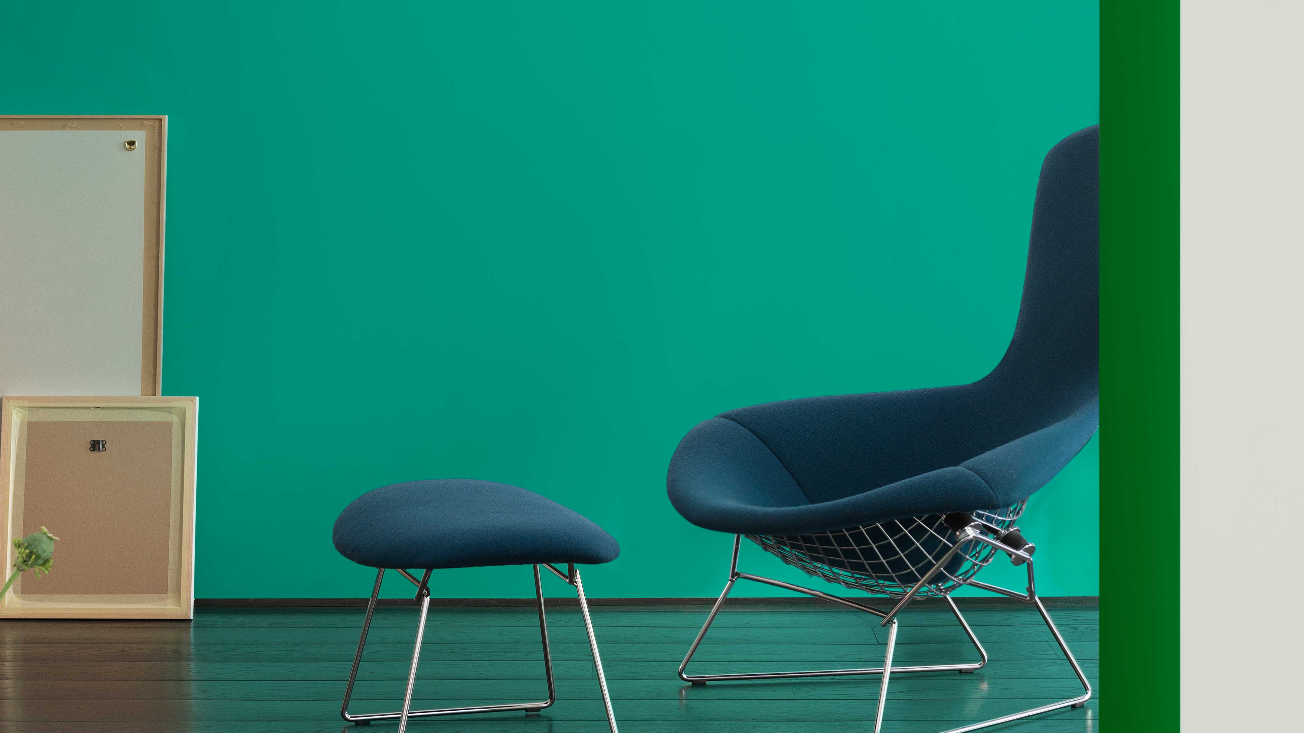 Add energy with emerald green walls Изумрудный — это ослепительный оттенок, традиционно ассоциируемый с богатством и роскошью. Для наибольшего эффекта сочетайте его с бархатистым синим и золотистыми цветами.