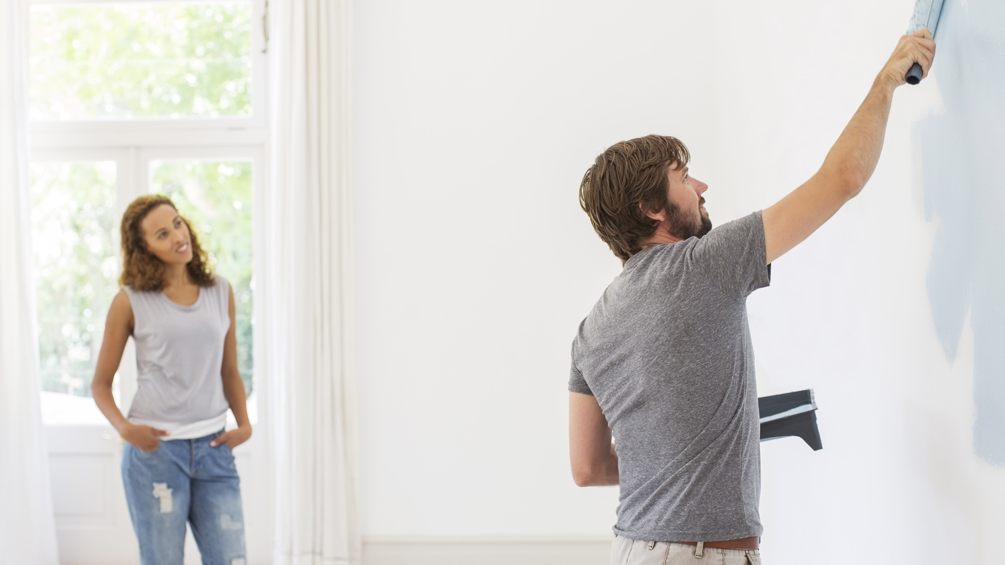 Ask a friend to recommend a decorator Если вам нравится результат покраски в доме вашего друга, узнайте, как можно связаться с выполнившим эту работу маляром. Каким бы способом вы не вышли на подходящего специалиста, перед тем как нанять, обязательно посмотрите образцы его работ.
