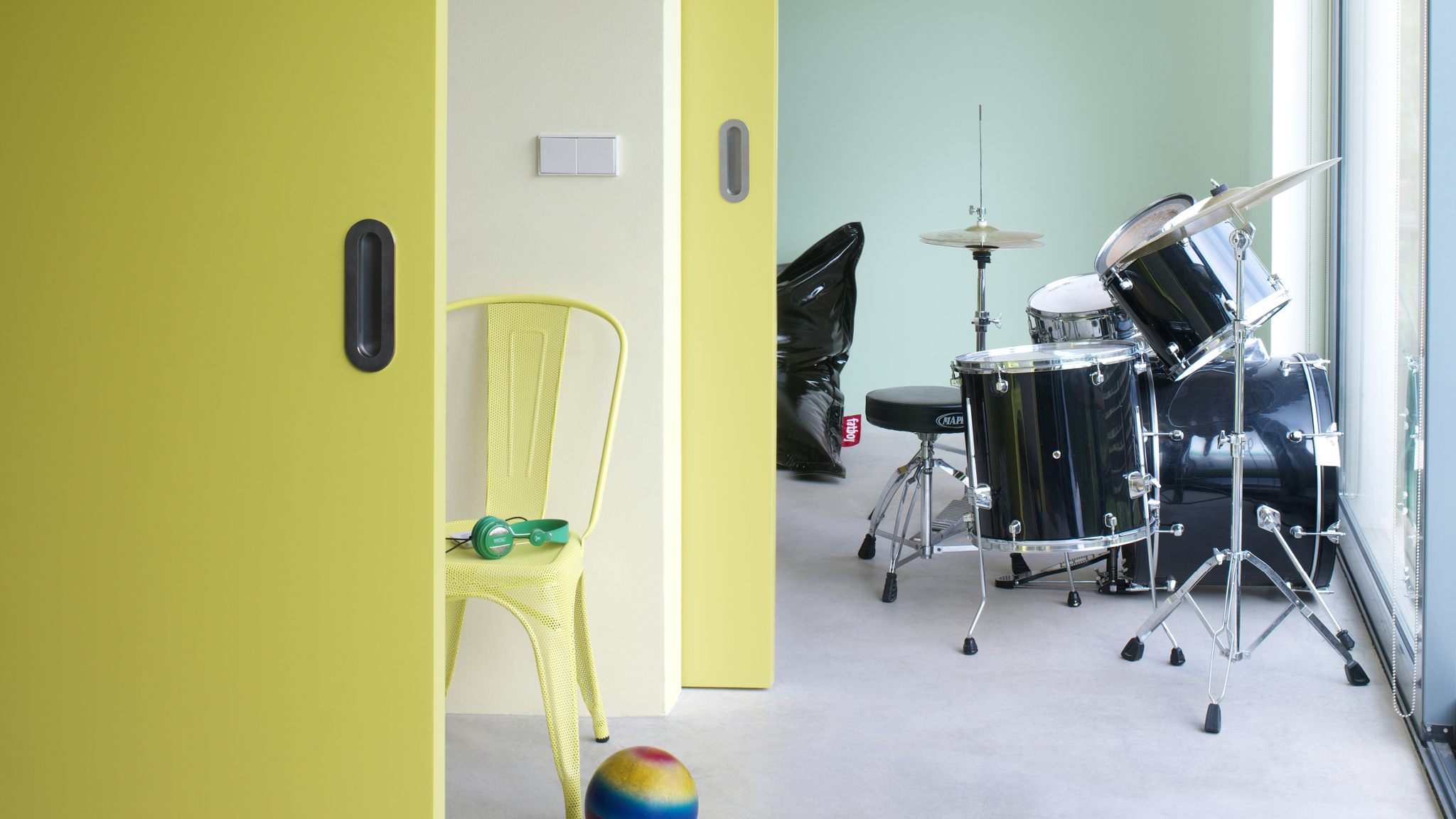 Choose yellow for a versatile teenage bedroom Насыщенные желтый и серый цвета удачно сочетаются и особенно подходят для подростков, которые стремятся к самовыражению.