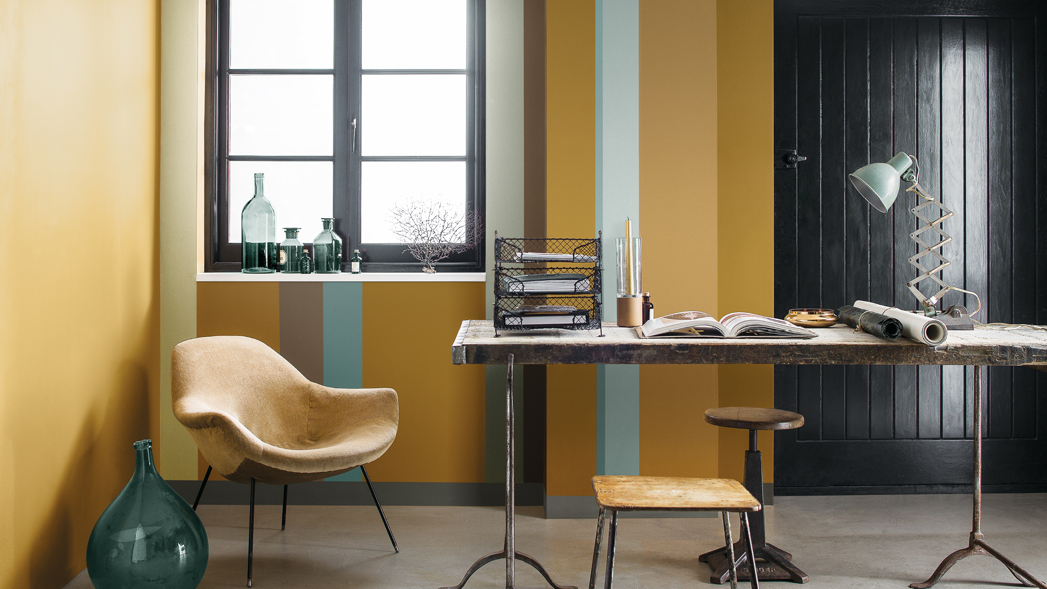 Decorate with striking stripes Определитесь с шириной полос и выйдите из своей зоны комфорта, выбрав для покраски яркие цвета, например, жизнерадостный оранжевый и пурпурный.