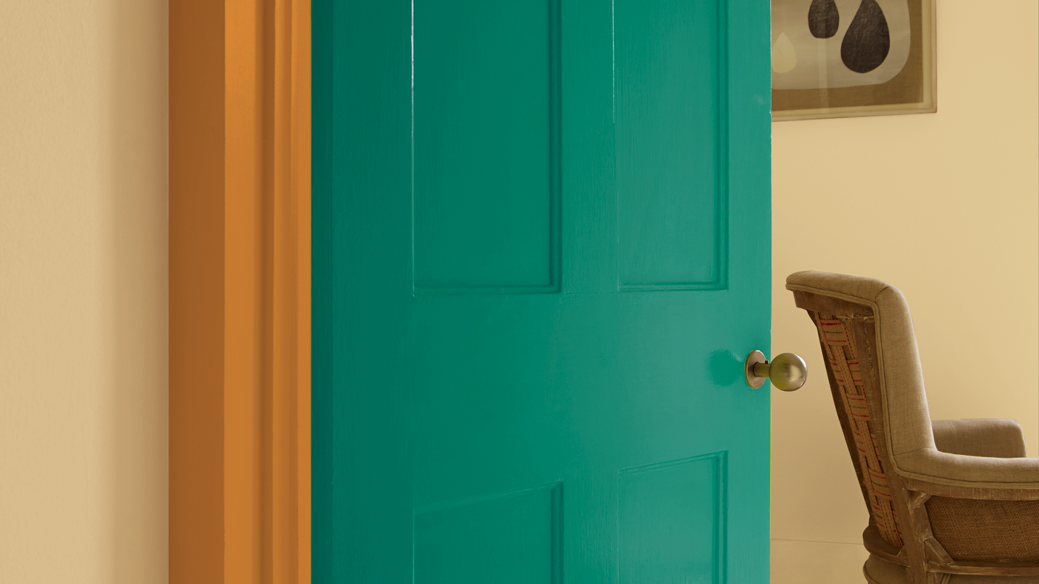 Paint doors in contrasting colours Это отличный способ внести динамику в обычную белую комнату. Выберите яркий цвет для дверной рамы, а дверь покрасьте в контрастный цвет.