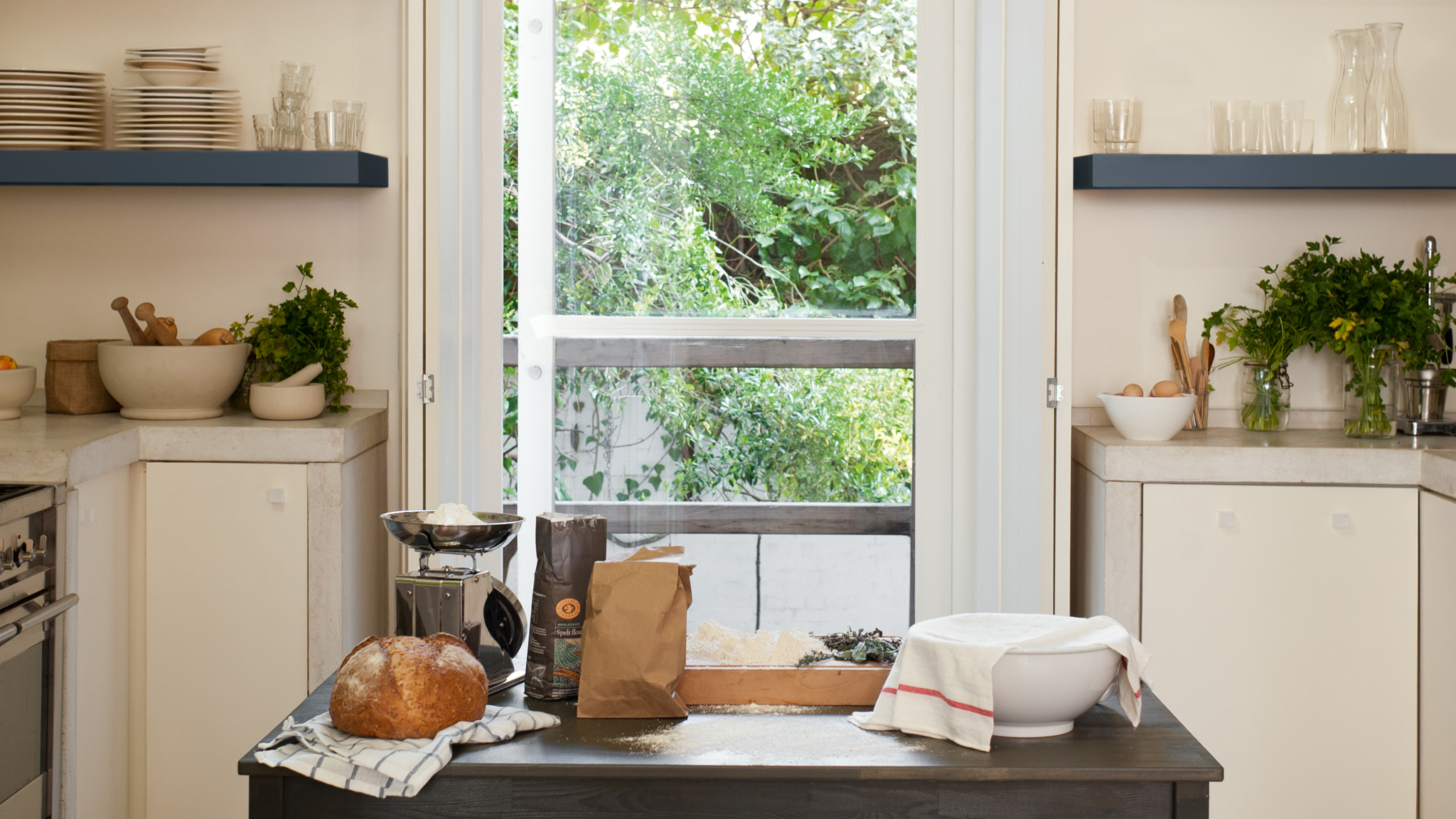 Give cabinet doors a coat of paint Краска способна моментально вдохнуть новую жизнь в старые кухонные шкафчики.