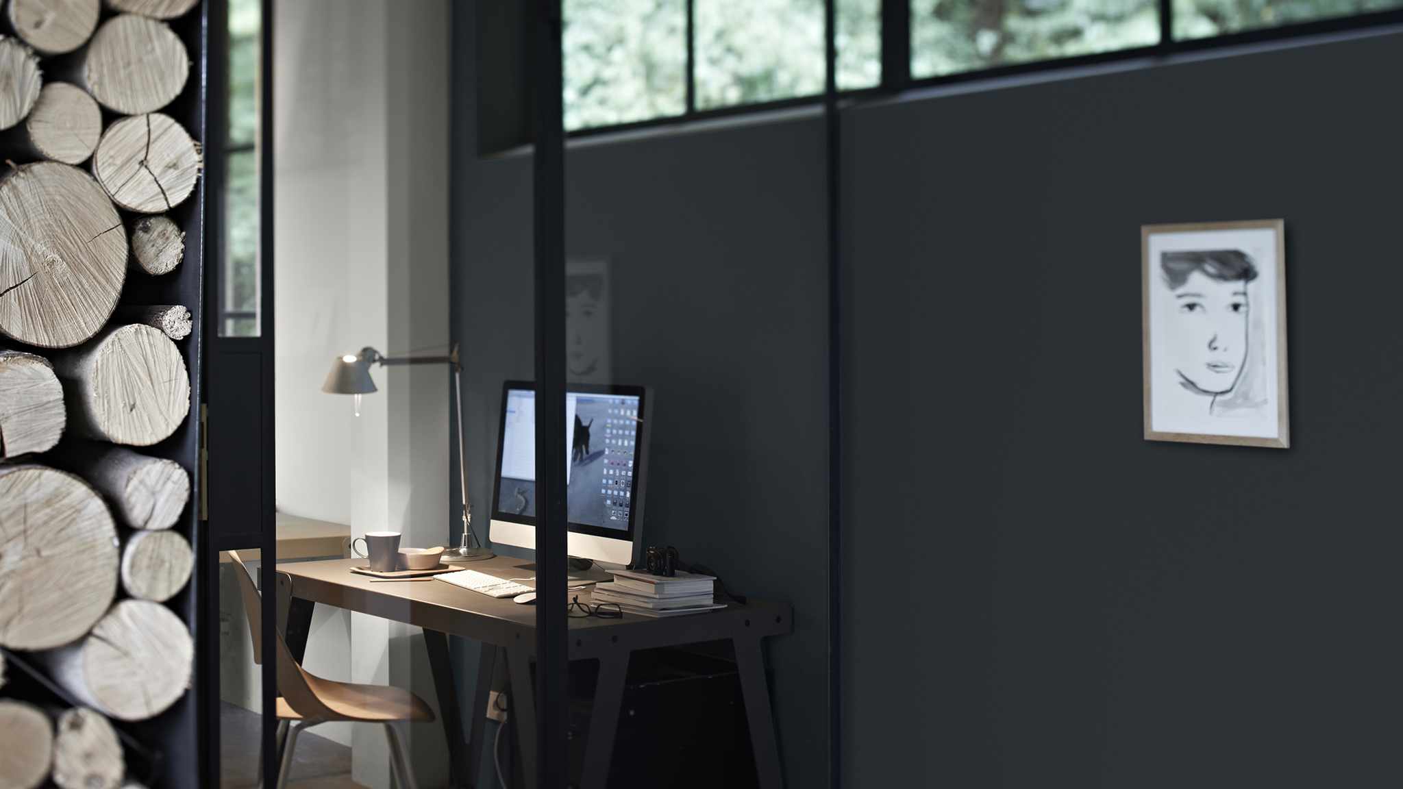 Go grey for a sophisticated feel Темно-серый цвет — быстрый способ сделать любое пространство роскошным. Этот цвет сдержанный, он расширяет пространство и является отличной альтернативой белому или бежевому нейтральному фону.
