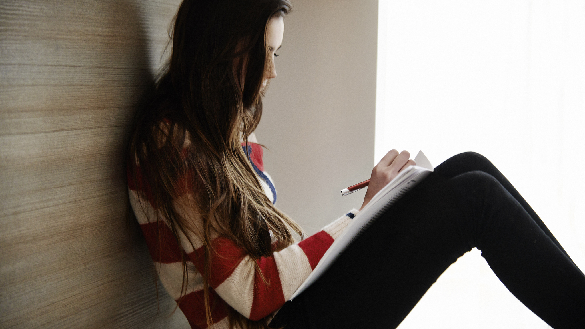Make a list and check it Вы не всегда сможете присутствовать в процессе работы маляра, поэтому не забудьте оставить ему подробный список того, что нужно сделать, и попросите сверяться с ним.