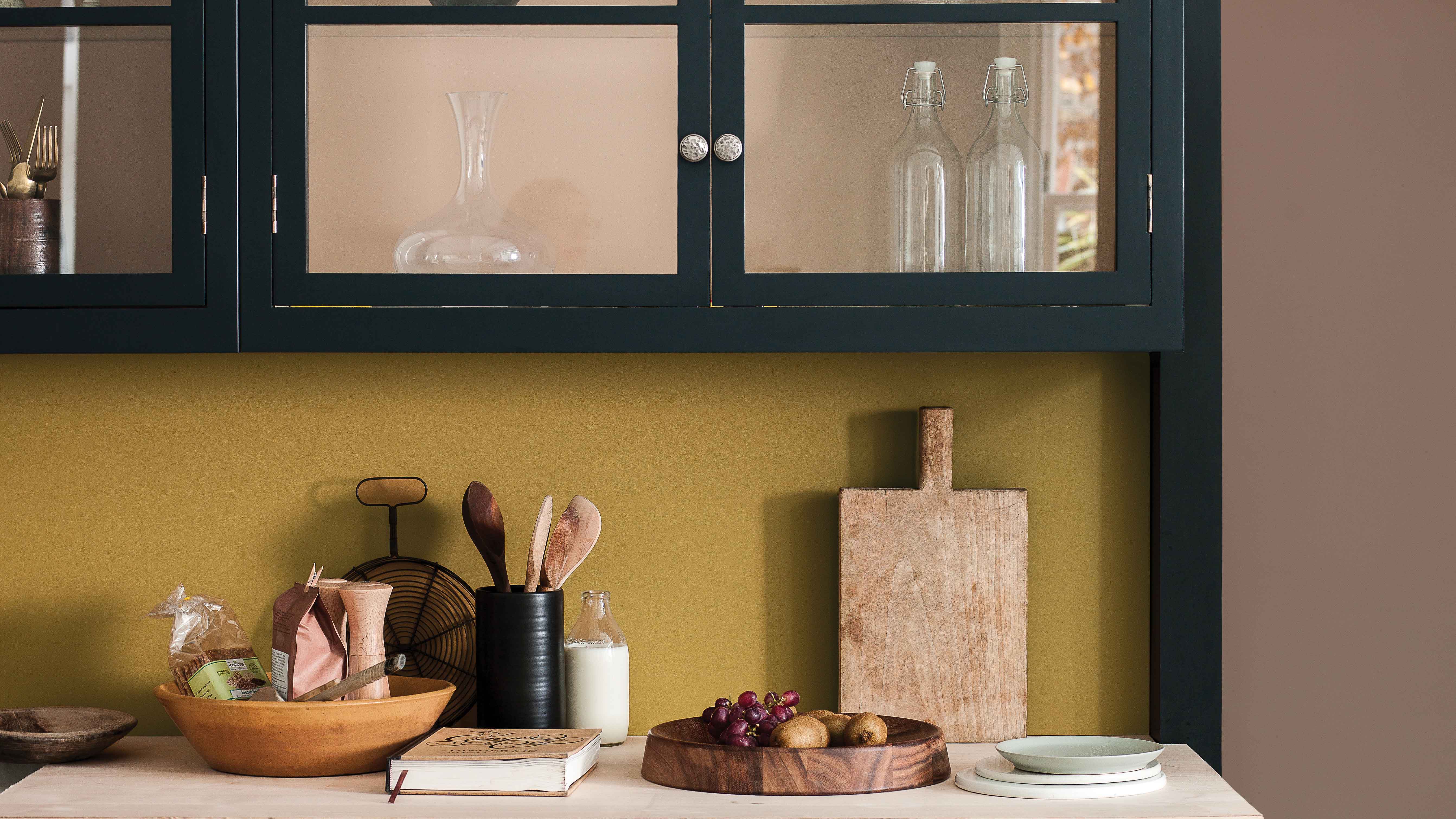 Metallic handles boost painted cabinetry Самый быстрый, простой и дешевый способ придать новой кухне дизайнерский вид — заменить старые ручки шкафчиков и ящиков.