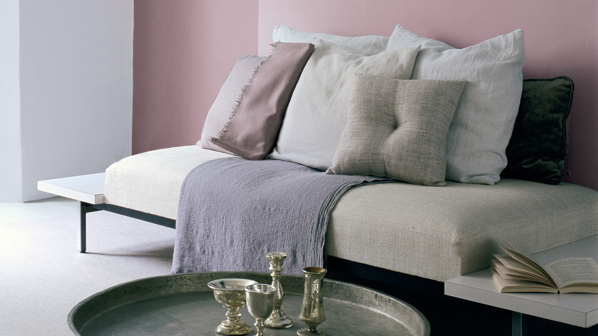Optimistic lavender living room Если вам нужно немного покоя, бледные зеленые и фиолетовые оттенки создадут умиротворяющую атмосферу