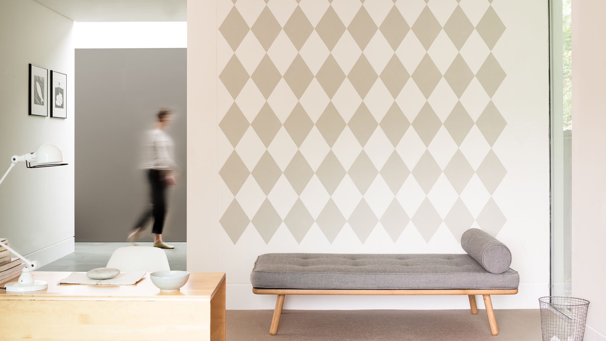 Paint a pattern on your wall Если вы хотите поэкспериментировать, добавьте в интерьер дизайнерские элементы: графические ромбы или яркие круги.