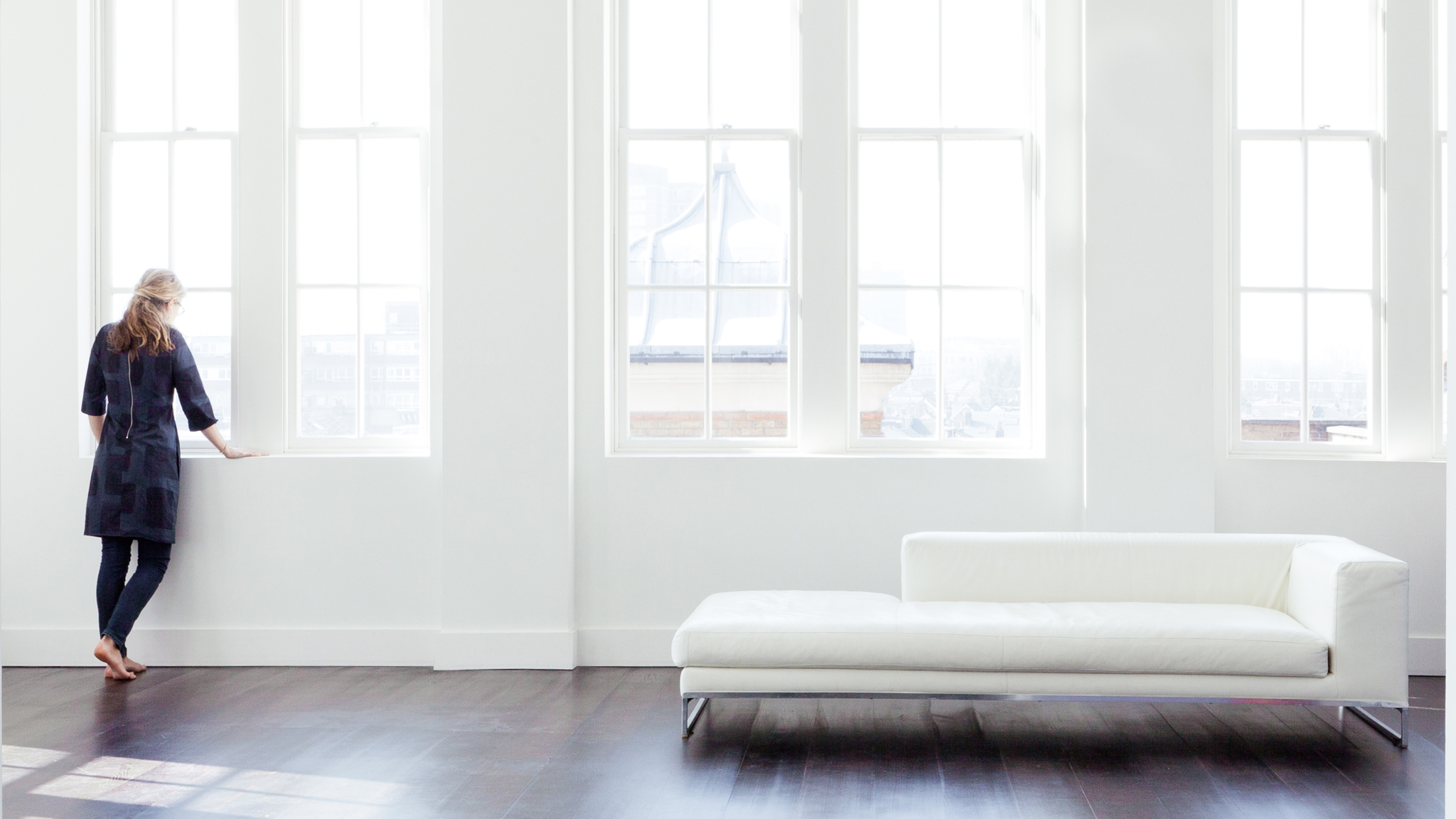 Paint your surfaces pale tones Для потолка используйте только светлые цвета. Самым надежным выбором будет белый, но можно попробовать и светлые оттенки других цветов.