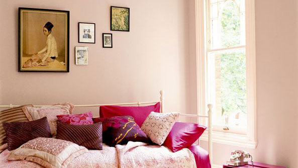 Rosy hues brighten dark spaces Жженый оттенок оранжевого и насыщенный золотистый цвета, а также нейтральные с красноватыми тонами прекрасно согревают комнаты с ограниченным доступом солнечного света.