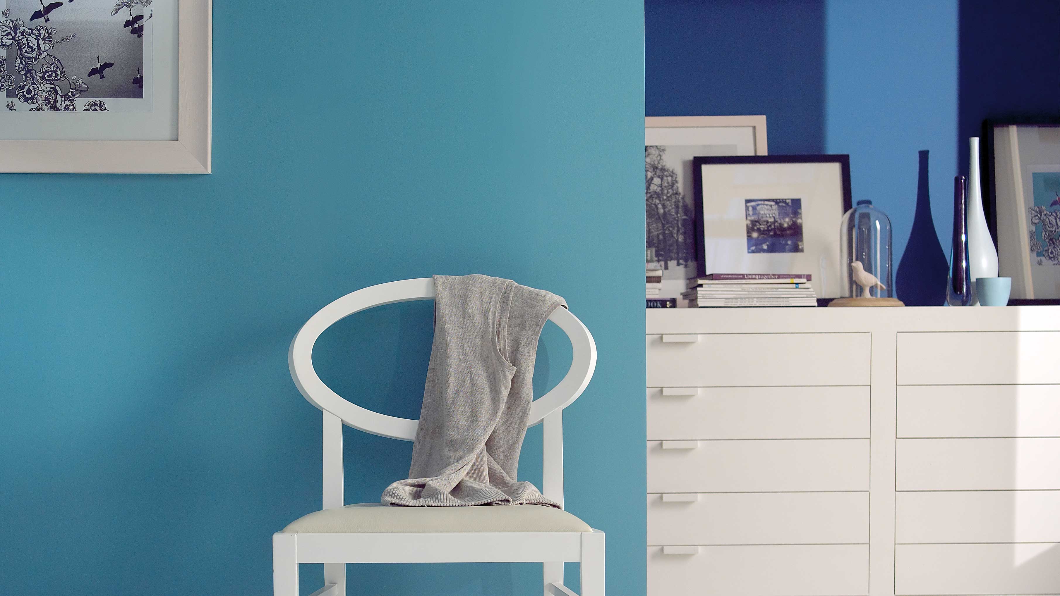 Smarten up with deep blue hues Вместо черного используйте элегантный темно-синий цвет — он добавит глубины интерьеру, но не будет выглядеть подавляющим.