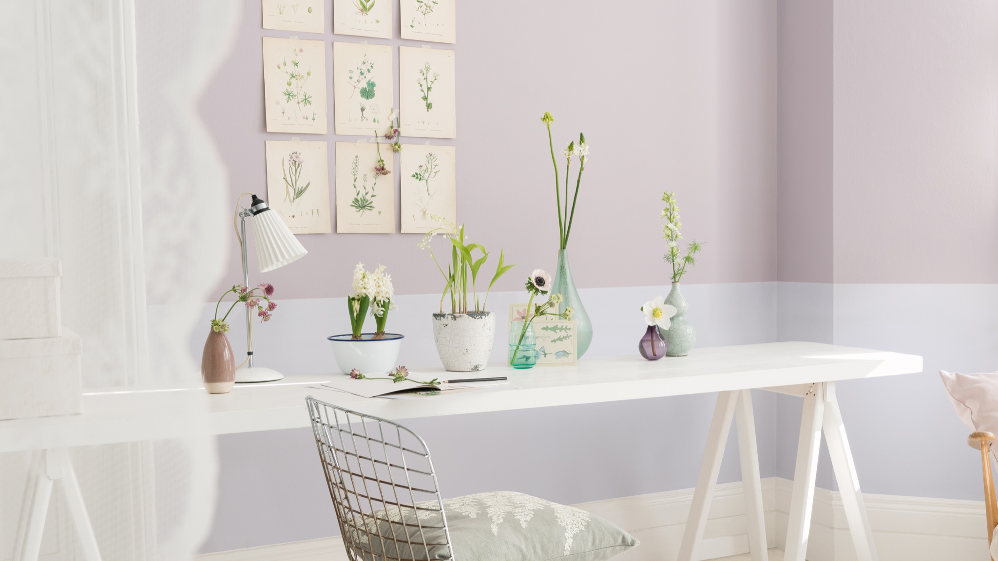 Try contrasting colour tones Покрасьте рамы, плинтусы и другие рельефные элементы светоотражающей краской, это может быть слегка контрастный тон по отношению к цвету стен.